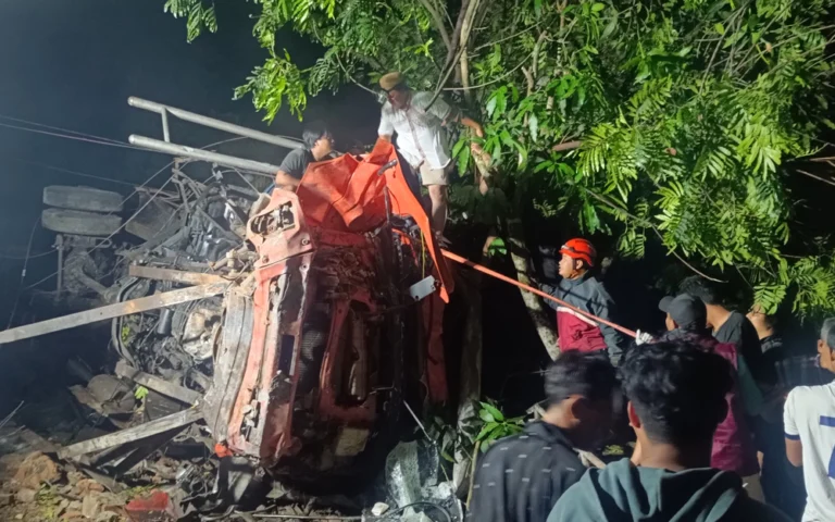 Sebuah truk tronton bermuatan 25 ton plastik dengan nomor polisi B 9035 UNY mengalami kecelakaan tunggal di Jalan Lingkar Salatiga (JLS) pada Rabu malam, 25 September 2024, sekitar pukul 22.00. Kecelakaan ini diduga terjadi akibat rem blong, sebagaimana dijelaskan oleh Kasat Lantas Polres Salatiga, AKP Darmin. Sopir truk, Natar Dayasa (58), dan kernetnya, Rahmat, mengalami luka-luka dan saat ini dirawat di RSUD Salatiga.