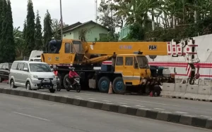 Truk crane mengalami kecelakaan di turunan Bawen, tepat sebelum traffic light Exit Tol Bawen, Kabupaten Semarang, pada Senin malam (9/9/2024) sekitar pukul 23.46 WIB. Truk tersebut menabrak pagar beton pembatas proyek setelah remnya mendadak blong, menurut pengakuan pengemudi yang selamat bersama dua penumpang lainnya.