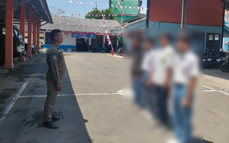 Empat pelajar SMK dan MTs dari Kabupaten Demak diamankan oleh petugas Satpol PP Kabupaten Semarang saat membolos dan nongkrong di alas karet (alaska) Desa Gondoriyo, Bergas, pada Senin (9/9/2024) pukul 08.30 WIB. Mereka ditemukan masih mengenakan seragam sekolah dan mengaku ingin 'ngadem' sambil nongkrong dan minum kopi.