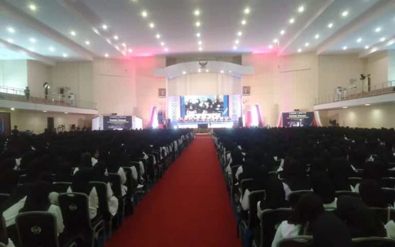 Ribuan mahasiswa baru Universitas Islam Negeri (UIN) Salatiga resmi memulai perjalanan akademis mereka dengan mengikuti kuliah umum dan pengukuhan yang digelar pada Rabu (4/9/2024) di Gedung Auditorium Prof Ahmadi, Kampus 3 UIN Salatiga.