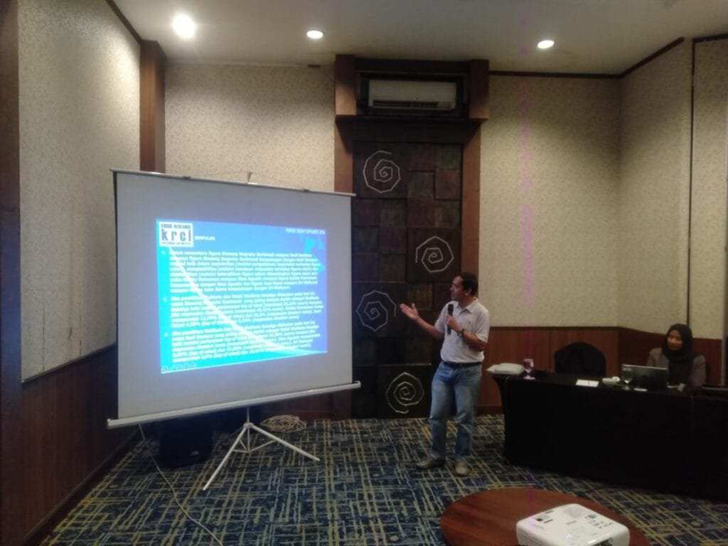 Pasangan calon Wali Kota Sinoeng N Rachmadi - Budi Santoso unggul dalam survei yang dilakukan oleh Krisis Research and Consultant Institut (KRCI) pada 13-26 September 2024. Dari 1103 responden dengan margin error tiga persen, Sinoeng-Budi memperoleh tingkat keterpilihan 47,96 persen, diikuti pasangan Robby Hernawan - Nina Agustin dengan 19,49 persen, dan pasangan Juan Rama - Sri Wahyuni dengan 8,97 persen.