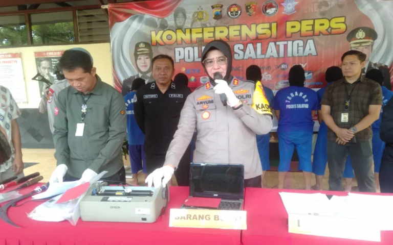 AS (45), seorang sales PT. Harapan Jaya Saguna, Salatiga, ditangkap Satreskrim Polres Salatiga atas dugaan penggelapan uang perusahaan senilai Rp 2.793.165.550. Warga Dusun Banjardowo, Desa Sembungharjo, Grobogan, ini diduga memanipulasi faktur penjualan dari 15 toko menggunakan surat jalan palsu, mengklaim pembayaran tempo 60 hari, padahal toko-toko tersebut membayar tunai.