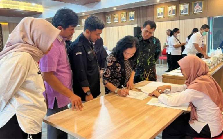 Hasil tes kesehatan para pasangan calon (paslon) Wali Kota dan Wakil Wali Kota Salatiga telah diserahkan oleh RSUD Dr. Moewardi Solo pada Rabu (4/9/2024) sore. Seluruh paslon dinyatakan memenuhi syarat (MS). Penyerahan hasil dilakukan di Gedung Kenangan RSUD Moewardi oleh Wakil Direktur RSUD, Mansur, kepada Komisioner KPU Salatiga, Dewi Retnowati.