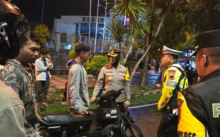 Polres Salatiga, dipimpin oleh Kapolres AKBP Aryuni Novitasari, menggelar patroli skala besar pada Sabtu malam, 28 September 2024, guna menjaga situasi keamanan dan ketertiban masyarakat (harkamtibmas) tetap aman dan kondusif, khususnya menjelang Pilkada. Patroli ini melibatkan 130 personel dan menyasar sejumlah lokasi di Kota Salatiga seperti Jalan Lingkar Selatan, Jalan Diponegoro, dan Jalan Jendral Sudirman.