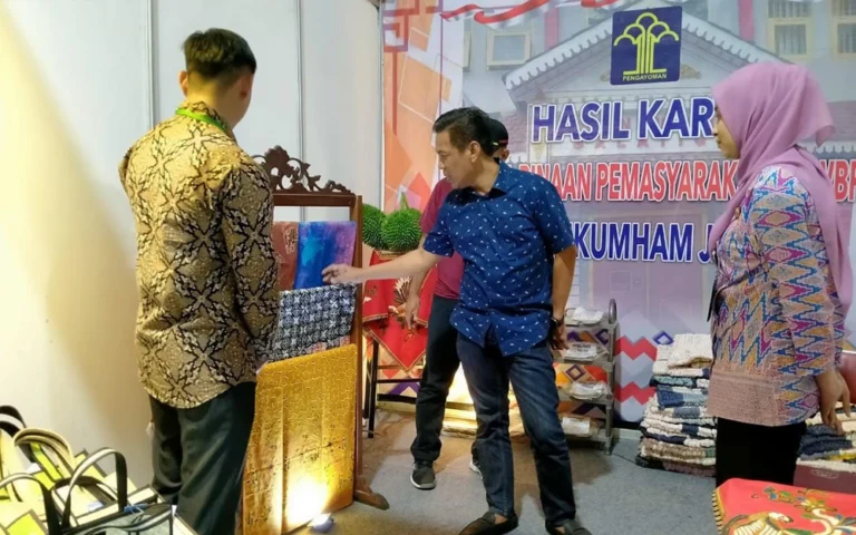 Salatiga Festival Bisnis dan Bazaar UMKM 2024 digelar di Lapangan Pancasila, Kota Salatiga, pada Sabtu (21/09/24) malam, dengan tujuan memperkuat perekonomian melalui sektor UMKM dan menjadi ajang bagi Kantor Wilayah Kementerian Hukum dan HAM Jawa Tengah untuk menampilkan hasil karya Warga Binaan Pemasyarakatan (WBP).
