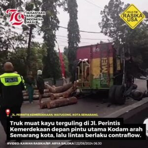 Kecelakaan Truk Muat Kayu Terguling di Jl