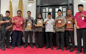 Dua kepala desa di Kabupaten Semarang, Nur Arifah dari Desa Rembes, Kecamatan Bringin, dan Yarmuji dari Desa Kalongan, Kecamatan Ungaran Timur, menerima Surat Keputusan (SK) pemberhentian dari Bupati Semarang Ngesti Nugraha pada 3 Agustus 2024, karena mereka maju dalam kontestasi Pemilihan Bupati dan Wakil Bupati Semarang 2024.