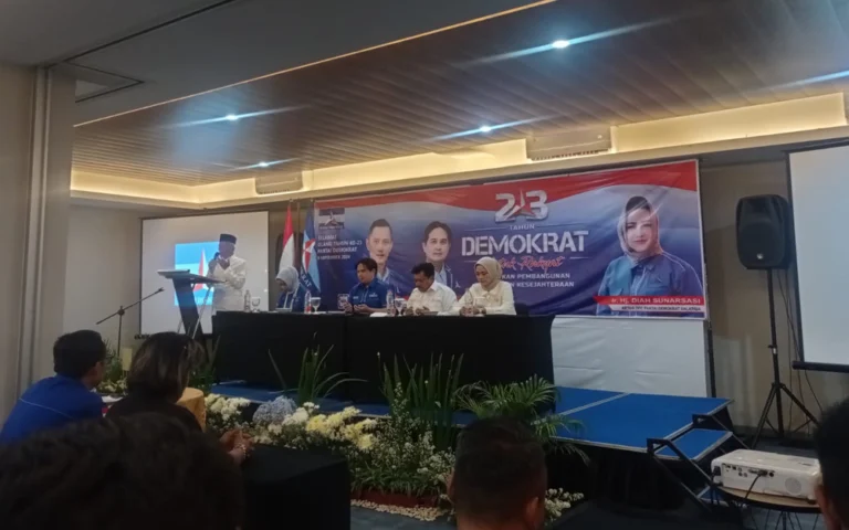 DPC Partai Demokrat Kota Salatiga menggelar konsolidasi dengan ratusan kader dari tingkat kota, kecamatan, hingga ranting di Hotel Front One Gosyen, Minggu (15/9/2024), untuk mempersiapkan Pilkada 2024. Acara ini dihadiri oleh bakal calon Wali Kota dan Wakil Wali Kota, dr. Robby Hernawan dan Nina Agustin, serta Ketua DPD Demokrat Jateng, Rinto Subekti.