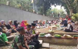 Dalam peringatan Merti Dusun Saparan di Grogol, Kelurahan Dukuh, Kecamatan Sidomukti, Salatiga, warga merayakan dengan sukacita bukan hanya melalui kirab budaya, pentas reog, dan wayang kulit, tetapi juga karena kembalinya aliran air di Sumur Wali, yang merupakan simbol budaya dan spiritual bagi mereka.