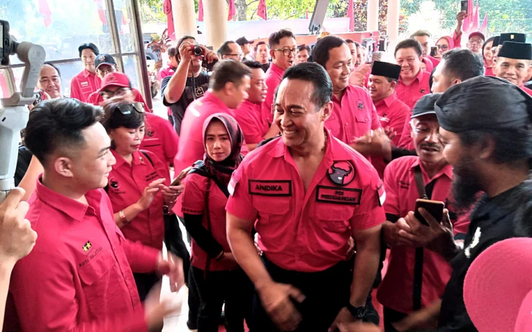 Bakal Calon Gubernur dan Wakil Gubernur Jawa Tengah, Andika Perkasa dan Hendrar Prihadi, memulai safari politiknya dengan berkeliling Jawa Tengah untuk memperkenalkan diri kepada pengurus Dewan Pimpinan Cabang (DPC) PDIP di seluruh kabupaten/kota. Pada Jumat, 6 September 2024, mereka menghadiri rapat kerja cabang khusus (rakercabsus) bersama DPC PDIP Kota Salatiga dan Kabupaten Semarang di Banaran Coffee, Bawen.