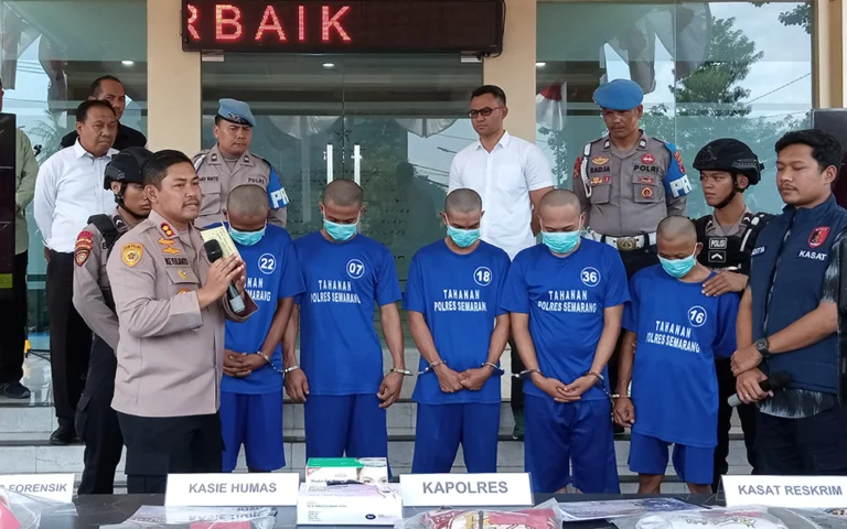 Polres Semarang berhasil menangkap lima tersangka kasus pencabulan terhadap anak di bawah umur di Kecamatan Pringapus, Kabupaten Semarang. Para pelaku yang terdiri dari HW alias Sendung (21), EP alias Kodok (30), IDA alias Ceribel (24), SH alias Gembul (31), dan MW alias Bagong (33), ditangkap setelah korban, SGC (13), seorang pelajar SMP, melaporkan kejadian tersebut kepada ibunya setelah pulang pada Jumat dini hari (30/8/2024).