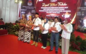 Pengundian nomor urut pasangan calon wali kota (cawali) dan calon wakil wali kota (cawawali) Salatiga berlangsung meriah dalam Rapat Pleno Terbuka di Kantor KPU Kota Salatiga pada Senin (23/9/2024). Pasangan dr. Robby Hernawan-Nina Agustin mendapatkan nomor urut 1, pasangan Juan Rama-Sri Wahyuni memperoleh nomor urut 2, dan pasangan Sinoeng Rachmadi-Budi Santoso mendapat nomor urut 3.