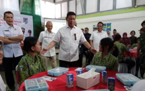 Ketua Dewan Pertimbangan Presiden Wiranto hadir dalam uji coba Program Makan Bergizi Gratis (MBG) pertama di Jawa Tengah, yang dilaksanakan di Kota Salatiga pada Kamis, 12 September 2024. Dalam program ini, setiap anak SD mendapat anggaran Rp 15 ribu dan SMP Rp 16 ribu. Wiranto berharap MBG dapat menjadi modal bagi Indonesia dalam mencerdaskan bangsa, dengan menekankan pentingnya kecukupan gizi. Ia juga bercanda tentang kegagalannya dalam Pemilu 2004 yang disebabkan kekurangan gizi.