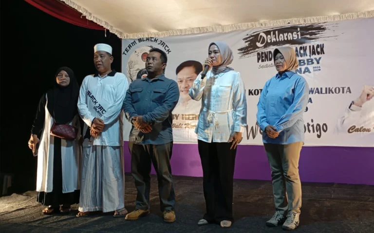 Sebanyak 1.000 relawan yang tergabung dalam Relawan Black Jack Salatiga menyatakan dukungan kepada pasangan calon Wali Kota dan Wakil Wali Kota Salatiga, dr. Robby Hernawan dan Nina Agustin, pada Sabtu (21/9/2024) malam di Pendopo Black Jack, Sidorejo Kidul, Tingkir, Kota Salatiga.
