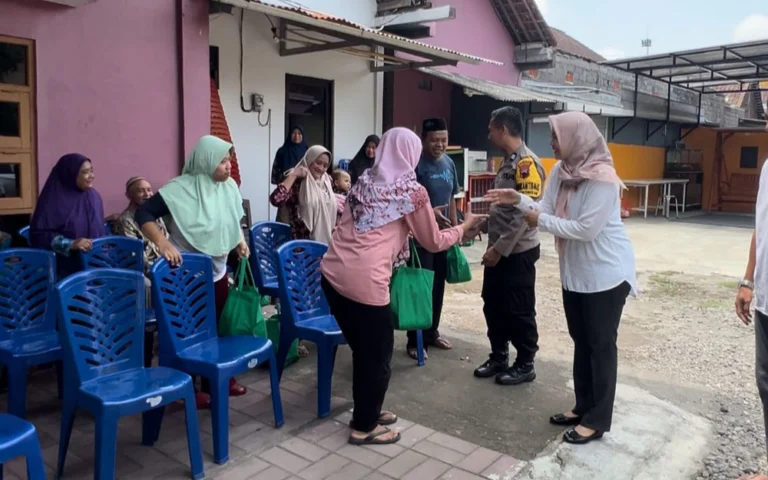 Pada hari Jumat, 27 September 2024, Sat Resnarkoba Polres Salatiga bersama Bhabinkamtibmas Kelurahan Cebongan, Aiptu M. Farchan, membagikan belasan paket sembako kepada warga RW 05 Kampung Jagalan, Cebongan, Argomulyo, Salatiga. Paket sembako yang diberikan terdiri dari beras, minyak, gula, teh, dan mie instan, dengan tujuan untuk membantu meringankan beban warga yang membutuhkan.