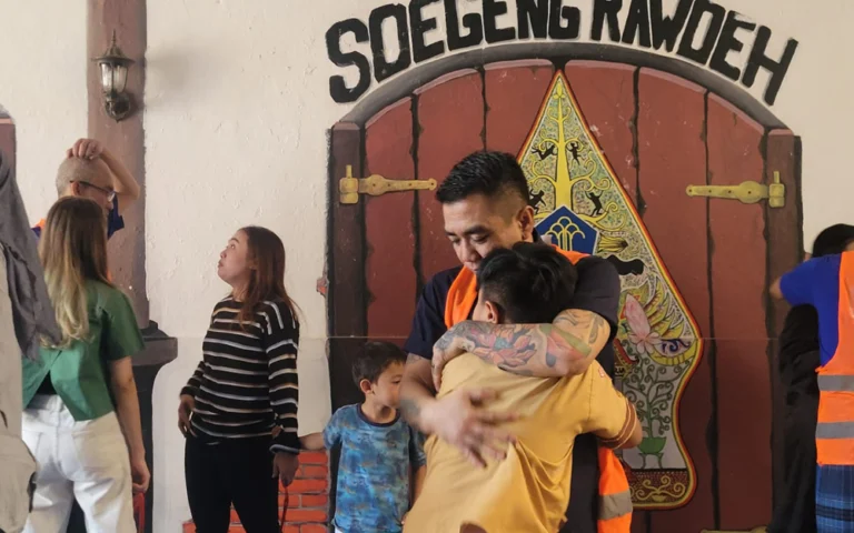 Program 'September Ceria' di Rumah Tahanan Negara (Rutan) Salatiga memberikan kunjungan khusus anak bagi warga binaan sebagai hadiah atas perilaku baik mereka. Kegiatan ini dilaksanakan pada akhir pekan, di mana warga binaan dapat bercengkerama dengan keluarga, khususnya anak-anak mereka, selama satu jam.