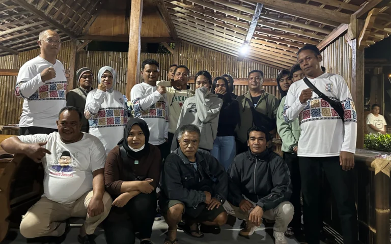 Gejolak politik di Salatiga semakin memanas setelah Relawan Sinar Terang mengumumkan pergeseran dukungan mereka dari Calon Wali Kota Sinoeng Noegroho Rachmadi ke pasangan Robby Hernawan dan Nina Agustin pada Kamis (18/9/2024).