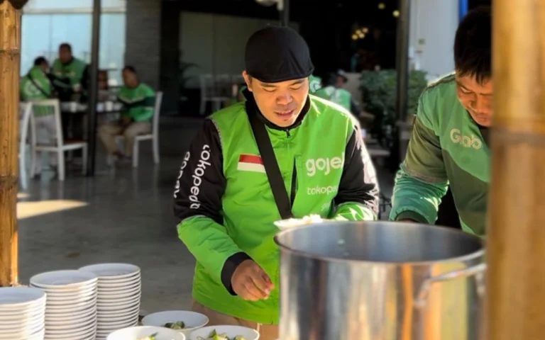 Ratusan driver ojek online (ojol) memadati The Wujil Resort & Conventions di Kabupaten Semarang pada Rabu, 18 September 2024, untuk menikmati program sarapan gratis yang diadakan oleh pihak hotel. Program ini diadakan dalam rangka anniversary hotel dan sudah berjalan selama tiga tahun.