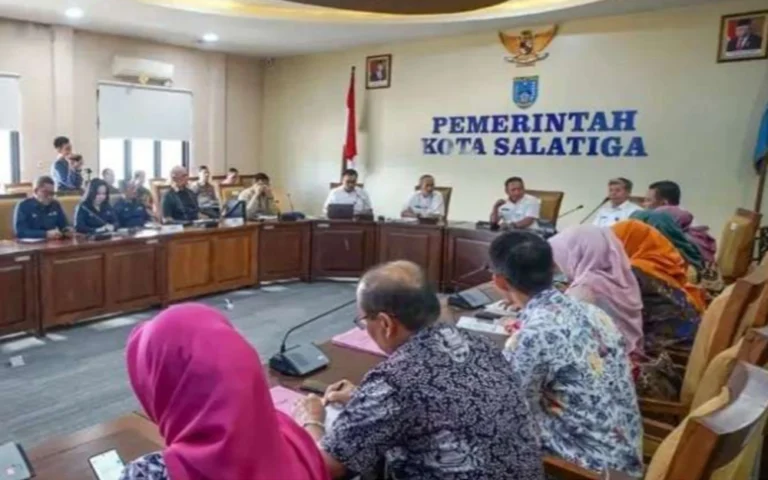 Kota Salatiga menjadi salah satu dari empat kabupaten/kota di Jawa Tengah yang akan melaksanakan Program Makanan Bergizi Gratis (MBG), program unggulan Presiden dan Wakil Presiden Terpilih 2024-2029. Persiapan untuk pelaksanaan program ini dibahas dalam rapat koordinasi yang dipimpin oleh Staf Khusus Sesjen Wantannas RI, Taviota Bay, di Gedung Setda Kota Salatiga.