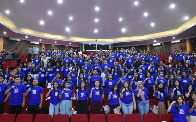 Penjabat Wali Kota Salatiga, Yasip Khasani menekankan pentingnya pemahaman aturan cukai oleh mahasiswa sebagai bagian dari generasi yang sadar hukum dan agen perubahan dalam memberantas rokok ilegal. Kegiatan ini diadakan pada Selasa (15/10/2024) di Auditorium Ds. Djojodiharjo FTI UKSW, Salatiga, dihadiri oleh 300 mahasiswa dalam program Dispora Goes To Campus dengan Sosialisasi Peraturan Perundang-undangan di bidang cukai (DBHCHT) 2024.