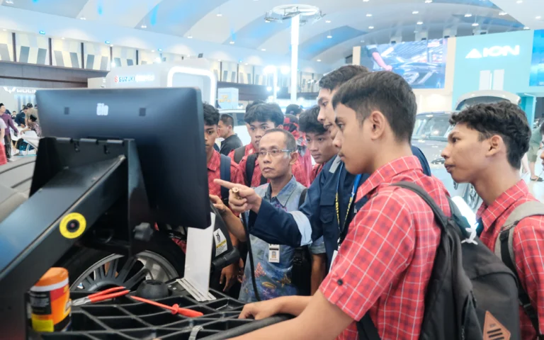 GIIAS Semarang tahun ini tidak hanya menjadi ajang bagi para peserta untuk memamerkan beragam teknologi dan inovasi dalam industri otomotif, tetapi juga berperan penting sebagai platform edukasi untuk generasi muda. Pameran yang telah dibuka secara resmi pada 23 hingga 27 Oktober 2024 di Muladi Dome ini Kembali mengundang lebih dari 200 pelajar dari berbagai sekolah kejuruan untuk mengunjungi acara ini dan memperluas pengetahuan mereka tentang dunia otomotif.