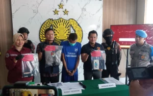 Aksi perampokan yang terjadi di minimarket di Kelurahan Langensari, Ungaran Barat, Kabupaten Semarang pada Rabu, 18 September 2024, berhasil diungkap polisi berkat rekaman CCTV. Tersangka, Rio Pebrianto (32), yang berasal dari Tambaksari, Ambarawa, datang ke lokasi dengan membawa parang yang disembunyikan di dalam jaketnya sekitar pukul 03.30 WIB