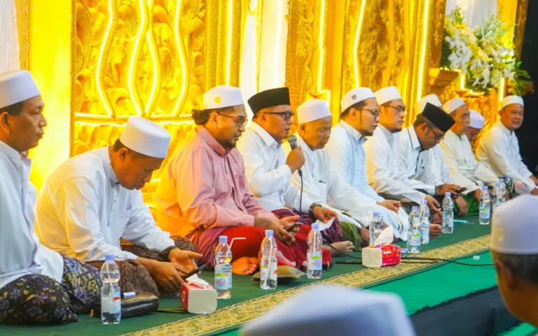 Penjabat Wali Kota Salatiga, Yasip Khasani, menghadiri Haul Akbar yang diselenggarakan oleh Jama’ah Al Khidmah di Halaman Rumah Dinas Walikota Salatiga pada Minggu (27/09/2024), di mana banyak peserta dari Salatiga dan sekitarnya turut memadati acara tersebut. H. Muhammad Uripan, pengurus pusat Al Khidmah, mengungkapkan rasa syukur atas antusiasme jamaah yang hadir untuk bersholawatan, menandai silaturahmi pertama kali antara jamaah, pemerintah kota, dan tokoh agama untuk memperlihatkan perkembangan syiar Islam di Salatiga.