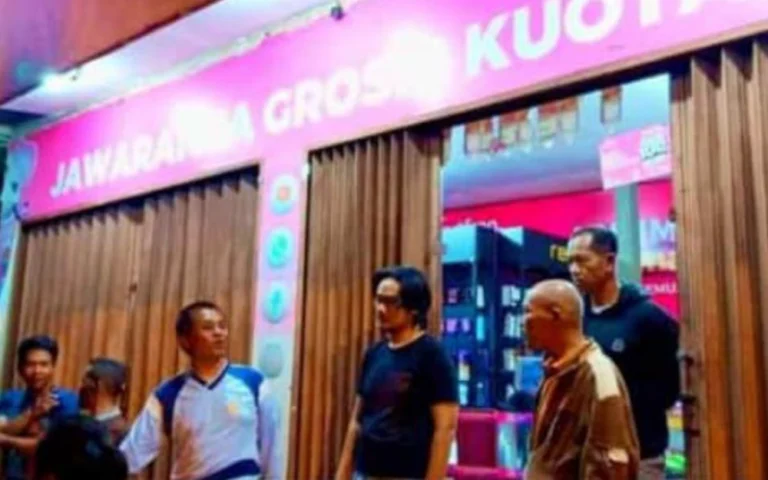 YP (18), seorang pemuda asal Desa Sraten, Kecamatan Tuntang, Kabupaten Semarang, menjadi korban penusukan oleh orang tak dikenal di tempat kerjanya, Konter Jawara Cell, Cinderejo, Tingkir, Salatiga, pada Selasa malam, 22 Oktober 2024 sekitar pukul 19.30 WIB. Ipda Sutopo, Plh Kasi Humas Polres Salatiga, mengonfirmasi kejadian tersebut, di mana korban mengalami luka tusuk di dada kanan dan punggung kiri.