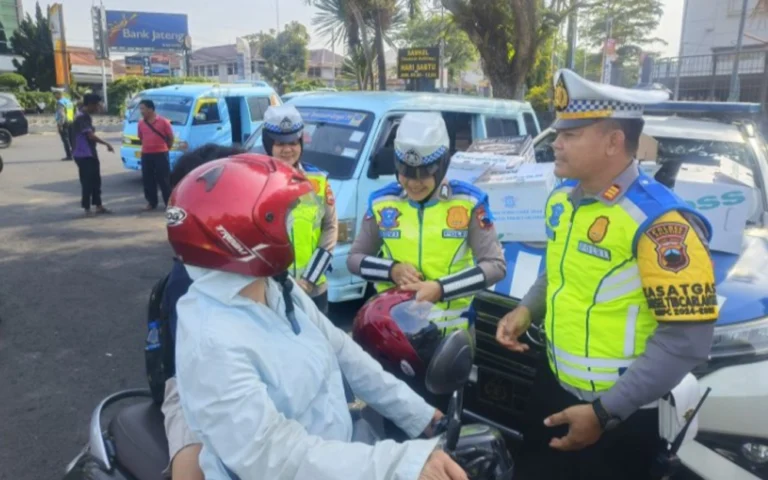 Satlantas Polres Salatiga menggelar aksi simpatik dalam Operasi Zebra Candi 2024, dipimpin oleh Kasat Lantas AKP Darmin bersama jajarannya di Bundaran Tansari, Kota Salatiga, pada Selasa (15/10/2024) sore.