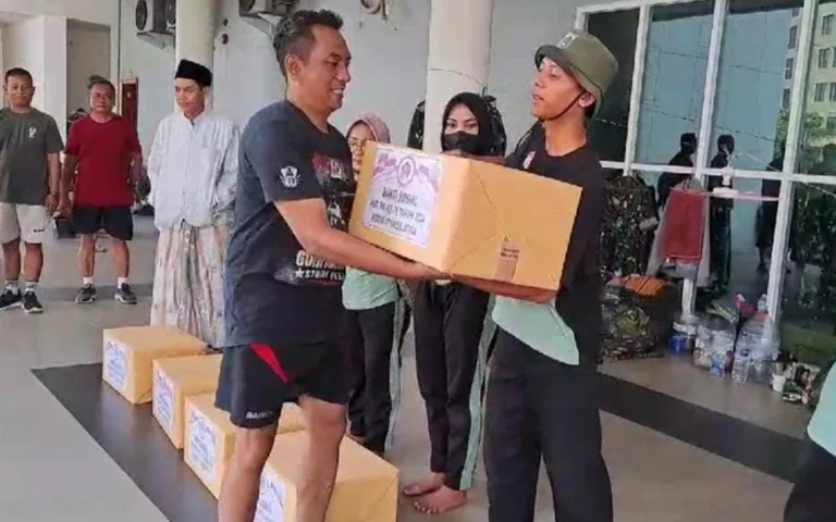 Pasukan siap gerak Kodim 0714/Salatiga menggelar bakti sosial di Rusun Nagrak, Kampung Marunda, Cilincing, Jakarta Utara, pada Jumat (11/10/2024) di tengah kegiatan mendukung HUT ke-79 TNI dan pengamanan pelantikan Presiden RI terpilih. Sebanyak 180 personel dari 1 SSK dipimpin Kapten Inf Agung Kartika membersihkan sampah di sekitar Rusun Nagrak dan membagikan sembako kepada warga setempat, termasuk penghuni rusun, takmir Masjid Al Muhajirin, dan petugas kebersihan.