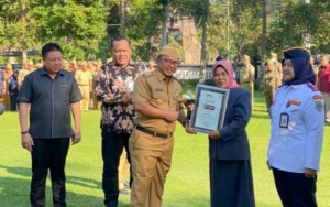 Pemerintah Kota Salatiga berhasil meraih penghargaan Wahana Tata Nugraha 2024 dari Kementerian Perhubungan Republik Indonesia untuk kedua kalinya, setelah pertama kali menerima penghargaan serupa pada tahun 2019. Penghargaan ini diumumkan oleh Pj Wali Kota Salatiga, Yasip Khasani, saat Apel Luar Biasa di Halaman Kantor Pemkot Salatiga pada Senin, 7 Oktober 2024.