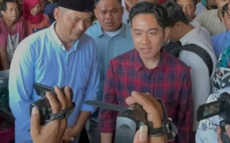 Wakil Presiden terpilih Gibran Rakabuming Raka bersama calon bupati Boyolali nomor urut 2, Agus Irawan, mengunjungi Pasar Ampel, Boyolali, Jawa Tengah, pada Minggu (13/10/2024) pagi. Kehadiran mereka menarik perhatian ratusan warga yang sudah menunggu sejak pagi. Dalam kunjungannya, Gibran menyapa para pedagang yang menyampaikan kekhawatiran mereka terkait rencana pemindahan pasar.