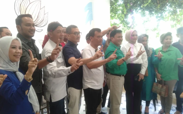 Kedatangan calon Gubernur Jawa Tengah Ahmad Luthfi di kediaman Ketua DPC Gerindra Salatiga, Yuliyanto, pada Senin (30/9/2024) menciptakan momen unik ketika tiga pasangan calon wali kota dan wakil wali kota, yakni Robby-Nina, Juan Rama-Sri Wahyuni, dan Budi Santoso (minus Sinoeng), bersatu untuk mendukung Luthfi-Taj Yasin di Pilgub Jateng.