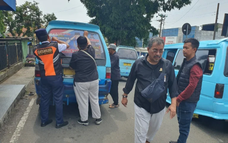 Selama masa kampanye Pilkada serentak 2024, Bawaslu Kota Salatiga bersama tim gabungan dari Satpol PP, Dinas Perhubungan, dan Dinas Lingkungan Hidup melakukan penertiban alat peraga kampanye (APK) yang dipasang tidak sesuai aturan di Kota Salatiga. Penertiban ini berlangsung pada 22-23 Oktober 2024, dengan fokus di jalan utama seperti Jalan Diponegoro dan Jalan Jenderal Sudirman, serta fasilitas umum yang memiliki batas minimal jarak pemasangan.