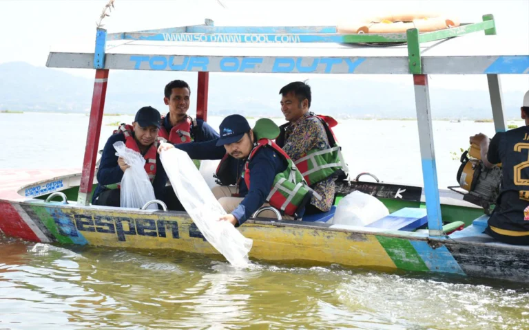 Danau Rawapening di Kabupaten Semarang kini berstatus tercemar sedang, berdasarkan hasil uji kualitas air terbaru oleh Perum Jasa Tirta I yang dilakukan di 14 titik anak sungai yang mengalir ke danau tersebut. Uji ini dipimpin oleh Kepala Divisi Jasa ASA Perum Jasa Tirta I Wilayah Sungai Jratun Seluna, Didit Priambodo, yang menyampaikan bahwa beberapa parameter, seperti Biological Oxygen Demand (BOD), nitrogen, dan fosfat, melebihi ambang batas baku mutu.a