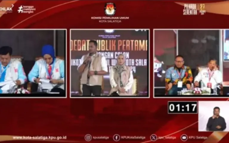 KPU Kota Salatiga menyelenggarakan debat terbuka pasangan calon Wali Kota Salatiga pada Selasa (29/10/2024) malam di Hotel Laras Asri, yang diwarnai sorakan pendukung namun tetap berlangsung kondusif. Ketua KPU Kota Salatiga, Yesaya Tiluata, menjelaskan bahwa tema debat ini adalah "Perbaikan Tata Kelola Pemerintahan dan Birokrasi Menuju Pelayanan Publik yang Berkualitas, Inklusif, dan Berkelanjutan," dengan subtema meliputi pendidikan, kebudayaan, olahraga, kesehatan perempuan dan anak, serta hukum dan reformasi birokrasi.