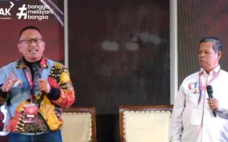 Pasangan calon nomor urut 3, Sinoeng-Budi, dalam debat Pilwalkot Salatiga memperkenalkan identitas lokal dengan pendukungnya mengenakan pakaian khas daerah seperti lurik dan blangkon di Hotel Laras Asri pada Selasa (29/10/2024) malam.