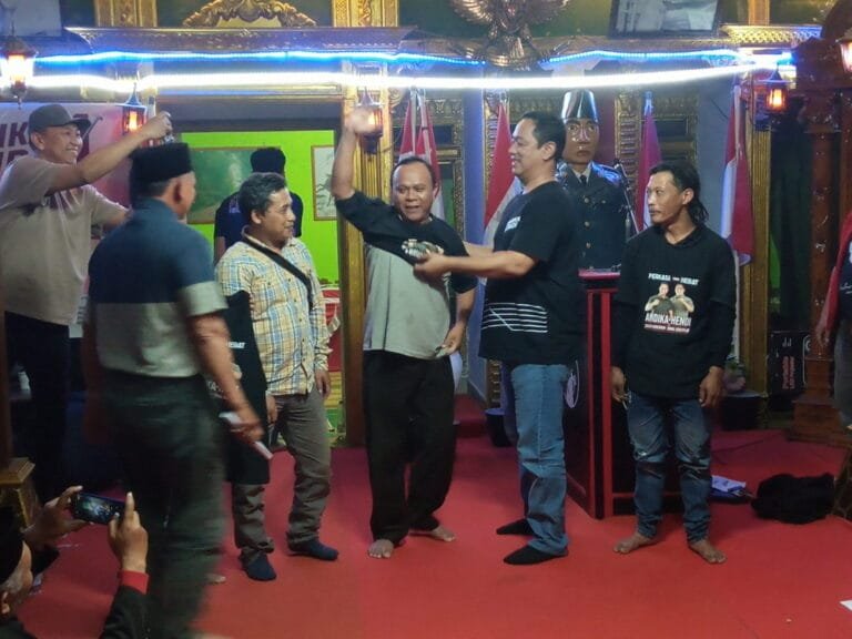 Calon Wakil Gubernur Jawa Tengah, Hendrar Prihadi, mengadakan temu tani se-Jawa Tengah di Dusun Gintungan, Bandungan, Kabupaten Semarang, pada Senin malam, 30 September 2024, untuk mendengarkan aspirasi ratusan petani.