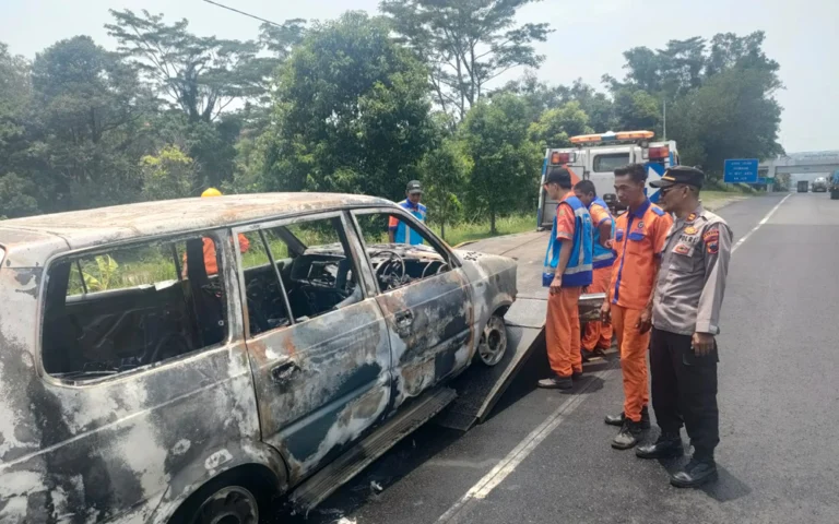 Sebuah mobil Toyota Kijang bernopol H1842XR yang dikemudikan oleh Ahmad (30), warga Kabupaten Rembang, terbakar di ruas tol Ungaran-Bawen, tepatnya di KM426.800 jalur A, wilayah Kelurahan Susukan, Kabupaten Semarang, pada Selasa (15/10/2024) pukul 09.30 WIB.