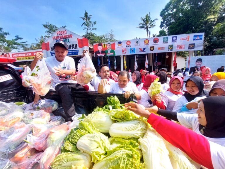 ada masa panen, harga komoditas sayuran di Kabupaten Semarang mengalami penurunan, dengan harga kulbis per kilogram hanya Rp 500. Untuk membantu petani, pasangan Calon Bupati dan Wakil Bupati Semarang, Ngesti Nugraha-Nur Arifah, membeli hasil panen sayuran dari petani di Kecamatan Getasan seharga Rp 750 per kilogram, lebih tinggi dari harga pasar, dan membagikannya secara gratis kepada masyarakat.