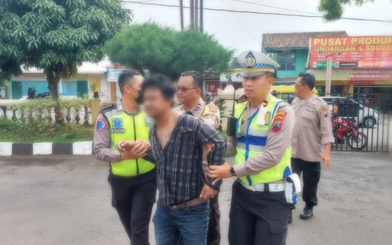 SB (42), seorang warga Semarang, ditangkap polisi setelah nekat mencopet penumpang angkutan umum jurusan Ungaran-Ambarawa. Peristiwa terjadi pada Kamis (03/10/2024) sekitar pukul 08.30 WIB ketika korban, Rodhiyah (41), sedang menuju RSUD dr. Gunawan Mangunkusumo.