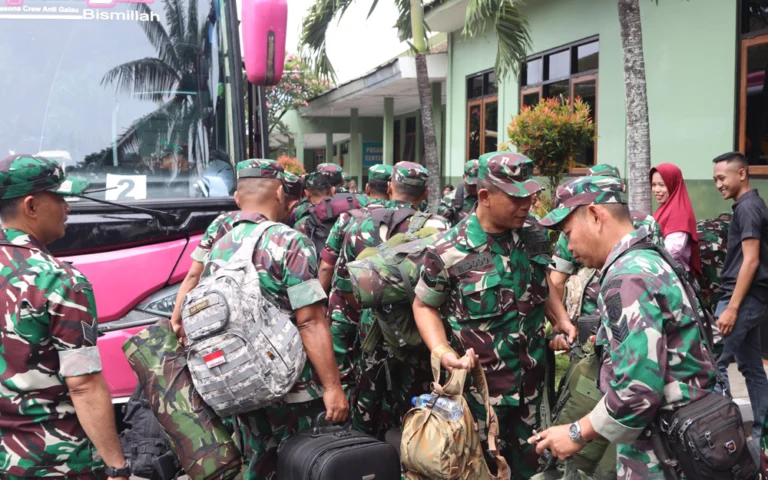 Pada Kamis pagi (03/10/2024), Dandim 0714/Salatiga, Letkol Inf Guvta Alugoro Koedoes, melepas ratusan anggota Kodim 0714/Salatiga menuju Jakarta untuk mengikuti peringatan HUT TNI ke-79. Dalam sambutannya, Letkol Guvta menyampaikan apresiasi dan kebanggaannya, serta mengingatkan pentingnya menjaga disiplin dan kehormatan sebagai prajurit TNI.