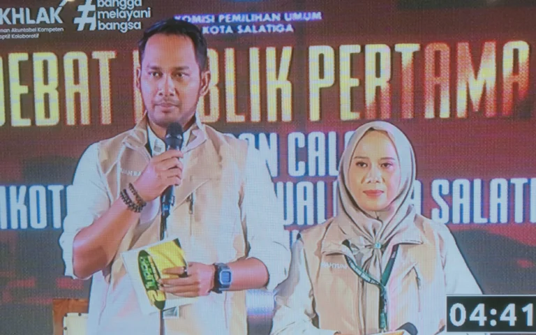 Pasangan calon Wali Kota Salatiga, Juan Rama - Sri Wahyuni, menyoroti pentingnya pendidikan pesantren dalam pembangunan karakter generasi muda dengan memperkenalkan program “Pesantren Vokasi” di Salatiga. Program ini diumumkan setelah debat publik calon Wali Kota Salatiga yang berlangsung di Laras Asri Resort and Spa pada Selasa (29/10/2024).
