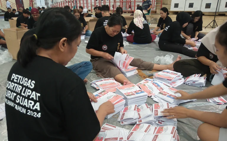 Komisi Pemilihan Umum (KPU) Kabupaten Semarang mulai menyortir dan melipat surat suara untuk Pemilihan Gubernur dan Wakil Gubernur Jawa Tengah (Pilgub Jateng) 2024 di GOR Pandanaran Wujil Bergas pada Selasa (29/10/2024), dengan melibatkan 115 petugas.