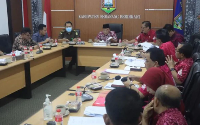 Kades Bantal, Kecamatan Bancak, Kabupaten Semarang, Suparman, dijatuhi sanksi teguran lisan dan tertulis atas dugaan pelanggaran netralitas pilkada. Sanksi tersebut dihasilkan dari rapat koordinasi yang diadakan oleh Forkompinda Kabupaten Semarang pada Kamis, 24 Oktober 2024, di ruang rapat Bupati Semarang, yang dipimpin oleh Plt Bupati Semarang H Basari