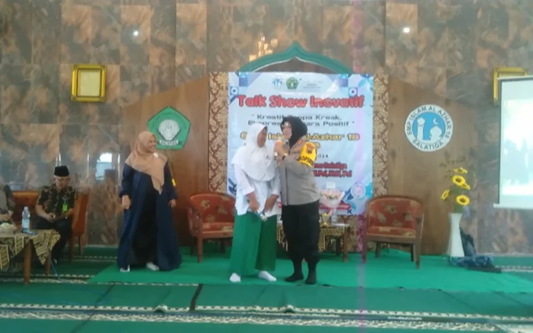 Kapolres Salatiga, AKBP Aryuni Novitasari, menghadiri Talk Show bertajuk "Kreatif Tanpa Kreak-Ekspresi Secara Positif" di SMP Islam Al-Azhar 18 Salatiga, Selasa (8/10/2024), untuk memberikan edukasi kepada ratusan siswa tentang bahaya fenomena "Kreak" yang marak di Jawa Tengah.