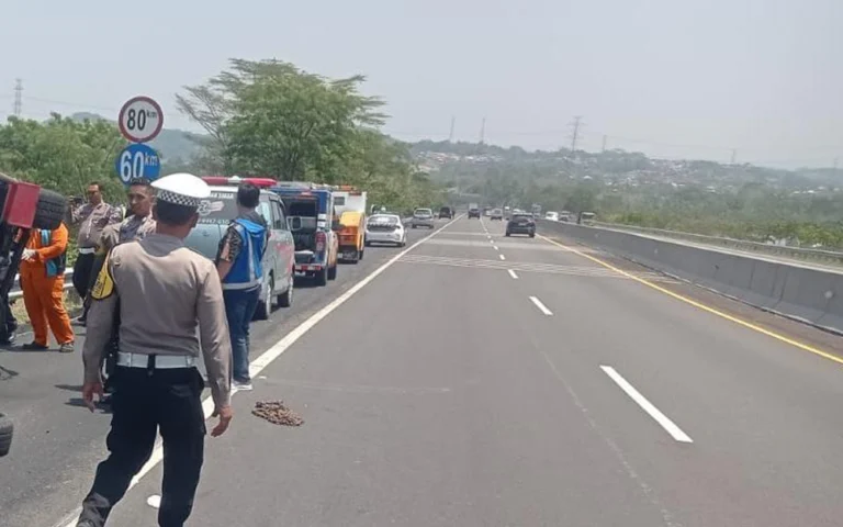 Kecelakaan tunggal terjadi di KM 432+200 arah Semarang pada ruas Jalan Tol Semarang-Solo, Jumat, 18 Oktober 2024, pukul 09.56 WIB. Insiden ini melibatkan sebuah kendaraan Elf Minibus (KR) yang melaju dari arah Jogja menuju Semarang.
