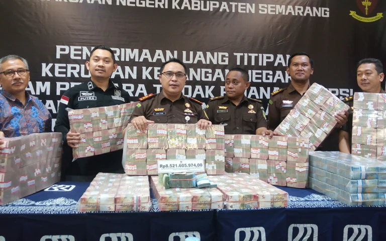 Kejaksaan Negeri (Kejari) Kabupaten Semarang menerima pengembalian uang sebesar Rp8.521.605.974 terkait kasus tindak pidana korupsi (tipikor) pengelolaan Dana Pensiun Bersama (Dapenma) Pegawai PDAM Kabupaten Semarang tahun 2017-2018.
