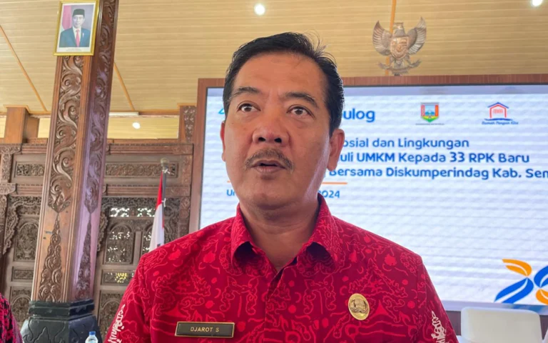 Sebuah foto yang memperlihatkan sepeda motor berpelat merah dikendarai seseorang mengenakan kaus pasangan Calon Gubernur-Wakil Gubernur Jawa Tengah viral di media sosial, memicu berbagai reaksi warganet. Foto tersebut diambil di salah satu ruas jalan di Kota Salatiga. Pemerintah Kabupaten (Pemkab) Semarang langsung melakukan penelusuran karena pelat motor tersebut teridentifikasi dari wilayah Kabupaten Semarang.