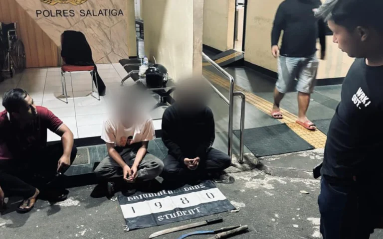 Anggota Polres Salatiga mengamankan enam remaja yang mabuk minuman keras dan membawa senjata tajam. Para remaja ini ditemukan oleh anggota Sat Samapta Polres Salatiga di sekitar Gedung Korpri Kridanggo, Kota Salatiga, pada Kamis (3/10/2024) malam. Mereka diamankan karena mengonsumsi miras dan membawa senjata tajam berbagai ukuran.